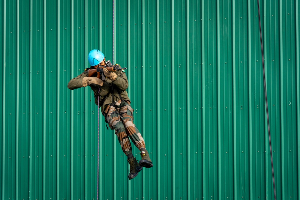 Spartan paratroopers and Indian Army troops share rappel techniques during Yudh Abhyas 21