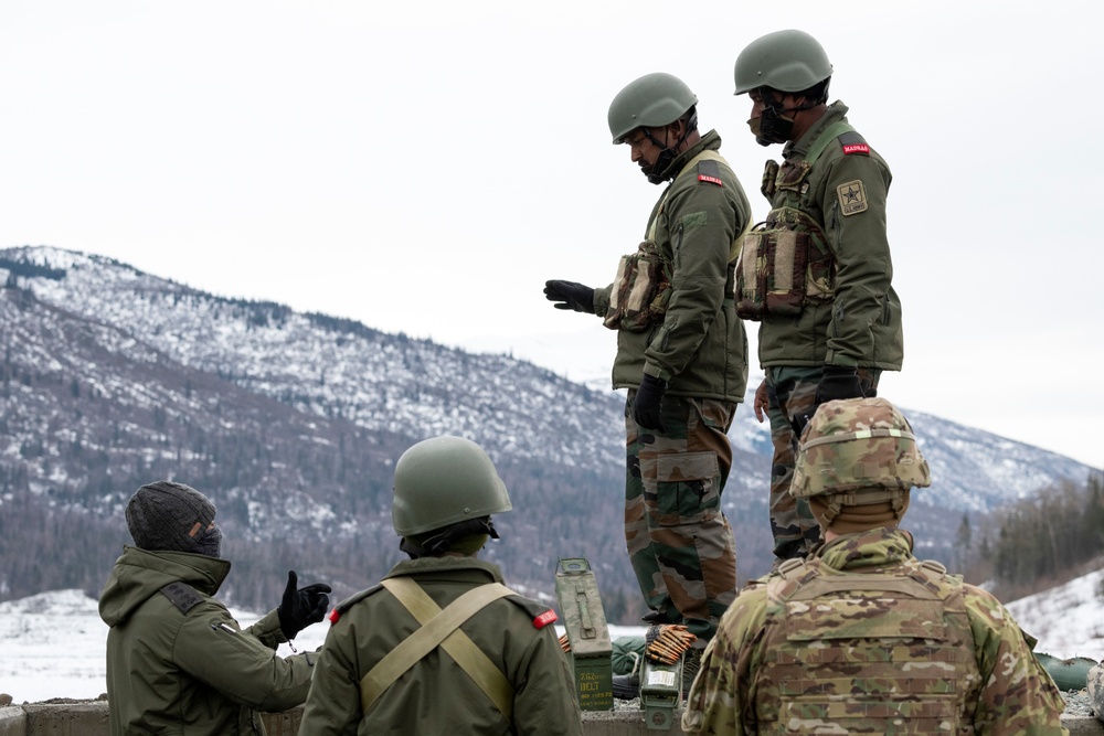 Indian and U.S. Army troops fire each other’s weapons during Yudh Abhyas 21