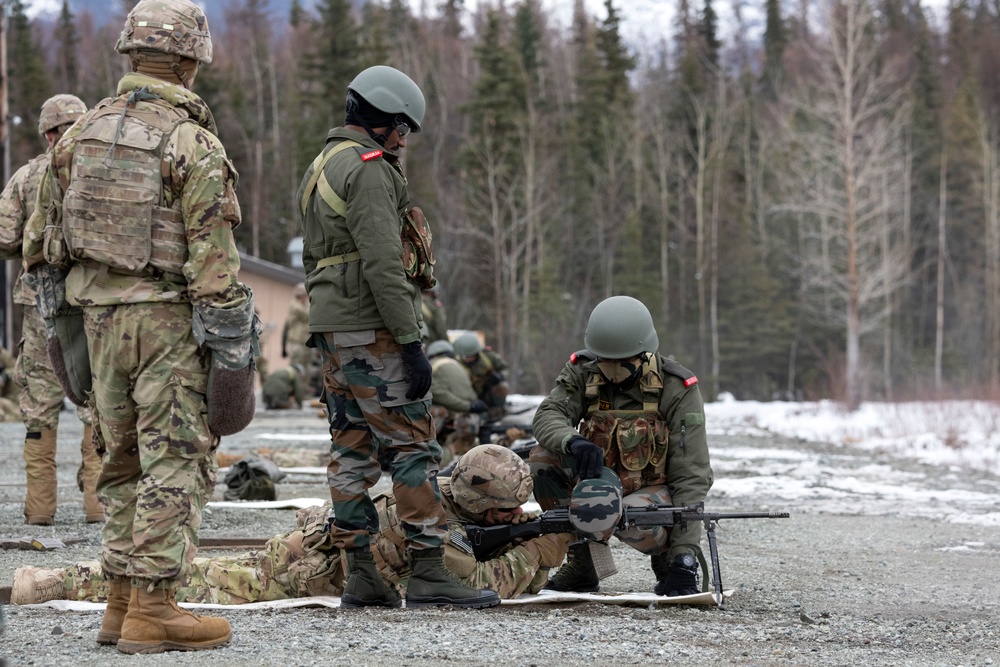 Indian and U.S. Army troops fire each other’s weapons during Yudh Abhyas 21