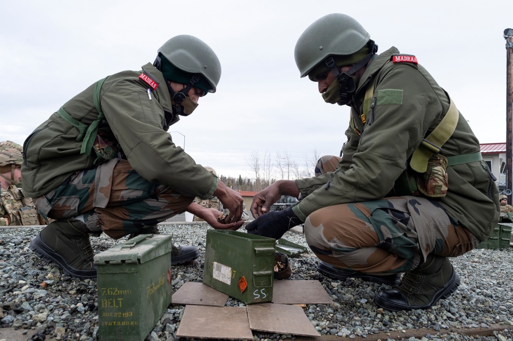 Indian and U.S. Army troops fire each other’s weapons during Yudh Abhyas 21