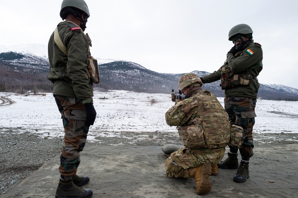 Indian and U.S. Army troops fire each other’s weapons during Yudh Abhyas 21