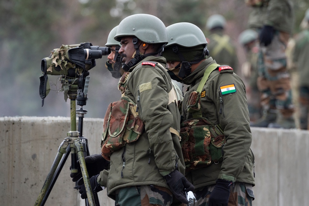 Indian and U.S. Army troops fire each other’s weapons during Yudh Abhyas 21