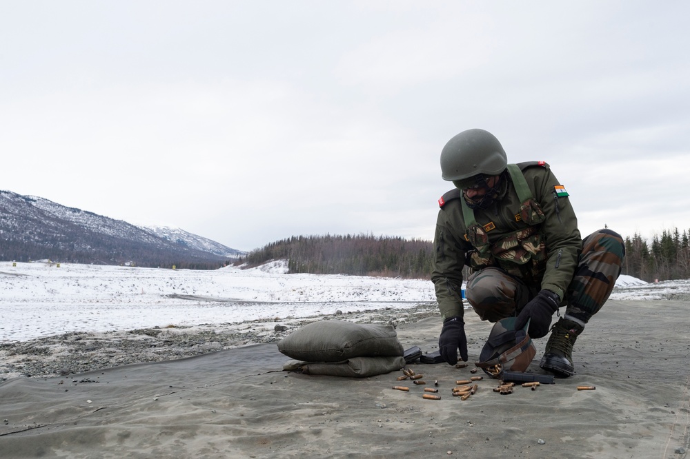 Indian and U.S. Army troops fire each other’s weapons during Yudh Abhyas 21