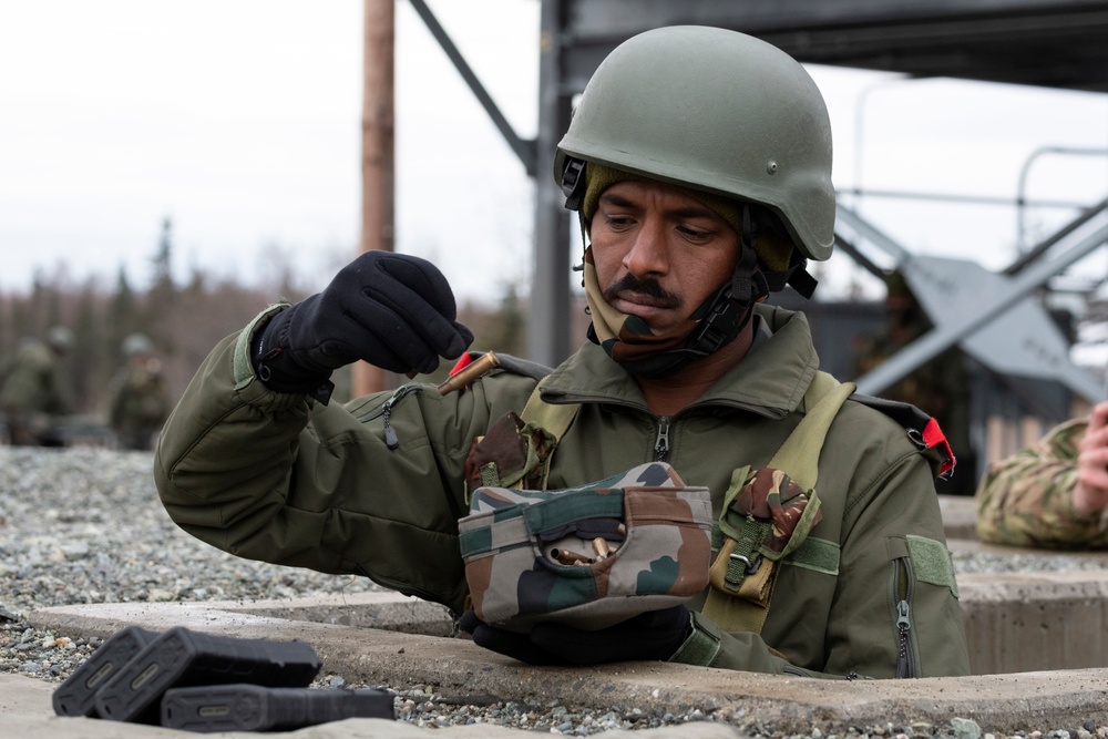 Indian and U.S. Army troops fire each other’s weapons during Yudh Abhyas 21