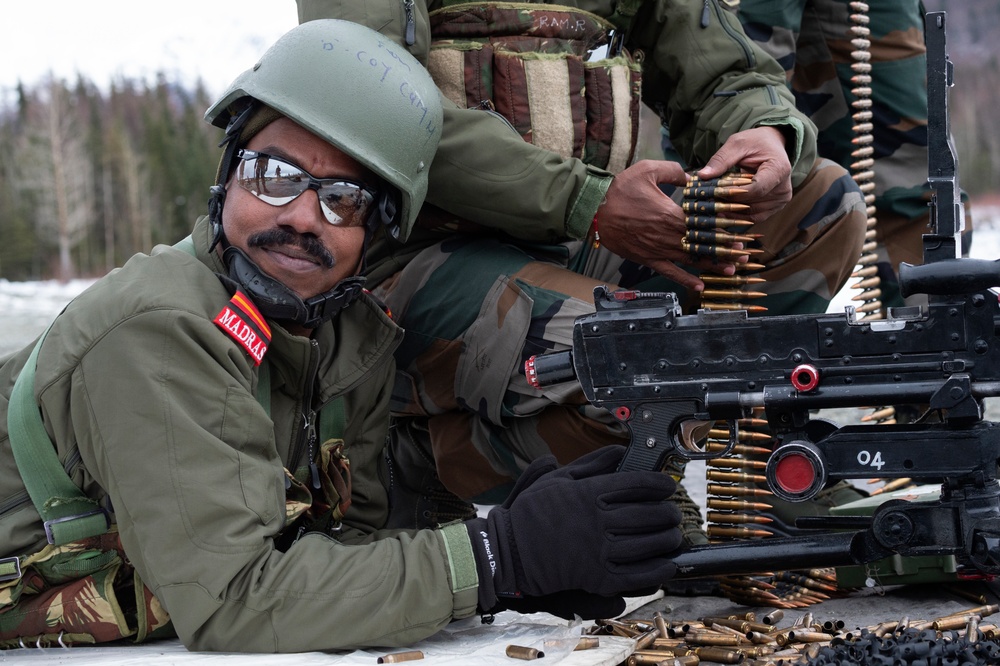 Indian and U.S. Army troops fire each other’s weapons during Yudh Abhyas 21