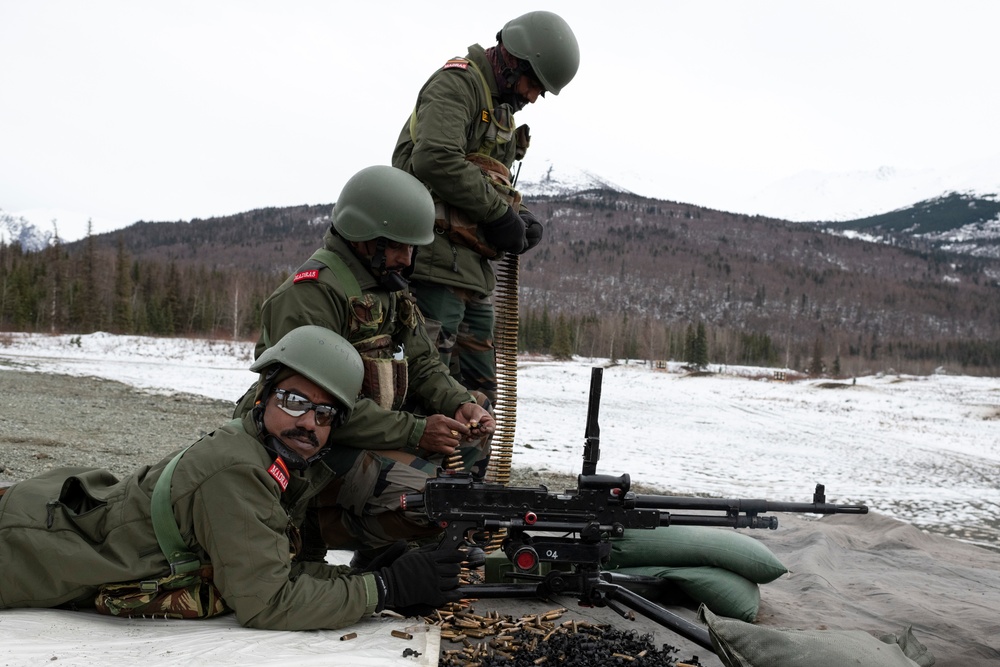 Indian and U.S. Army troops fire each other’s weapons during Yudh Abhyas 21