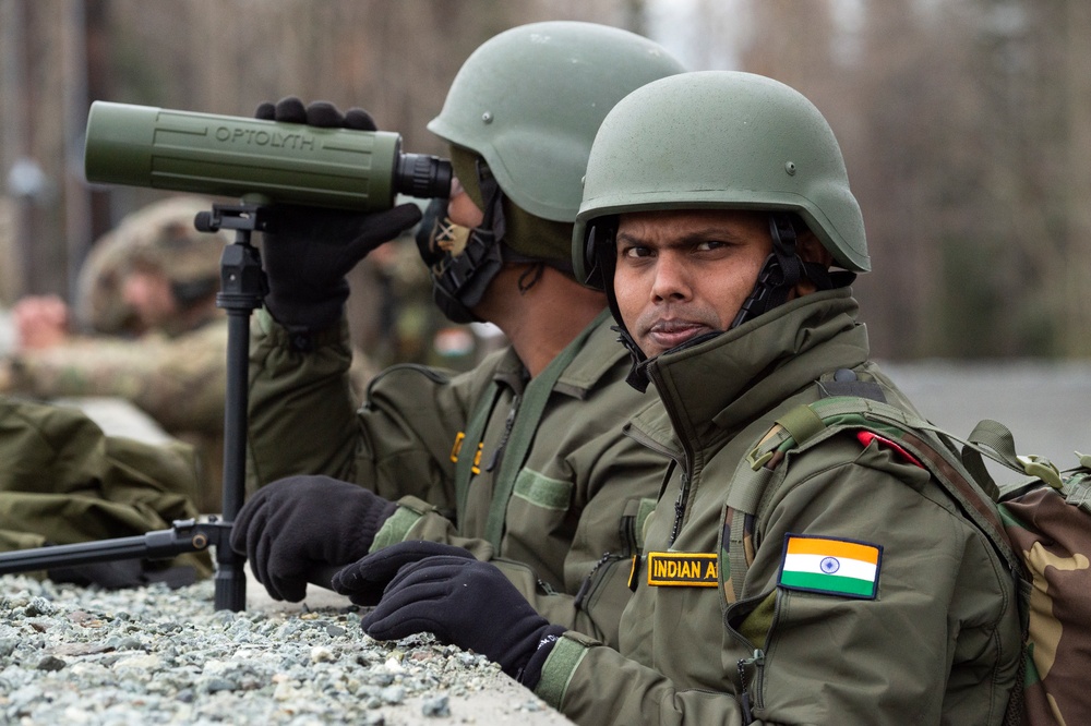 Indian and U.S. Army troops fire each other’s weapons during Yudh Abhyas 21