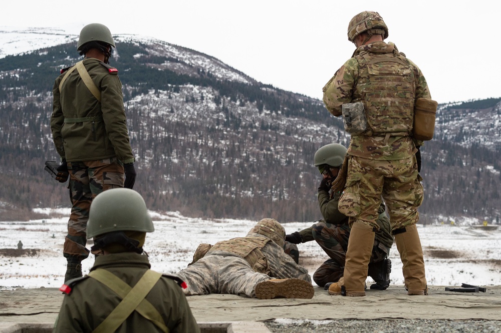 Indian and U.S. Army troops fire each other’s weapons during Yudh Abhyas 21