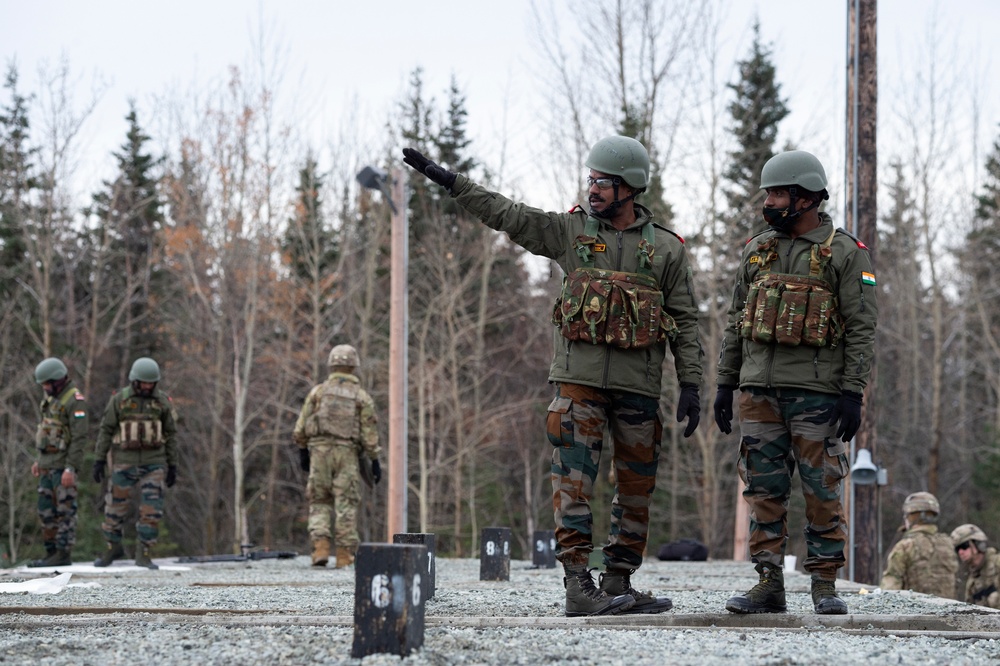 Indian and U.S. Army troops fire each other’s weapons during Yudh Abhyas 21