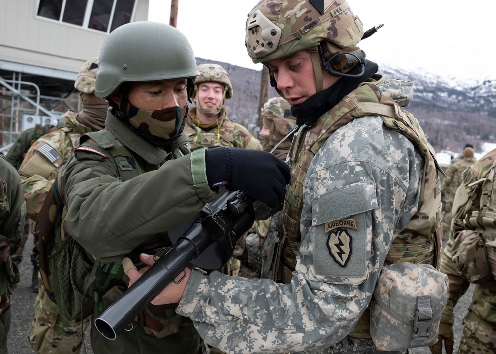 DVIDS - Images - Indian and U.S. Army troops fire each other’s weapons ...