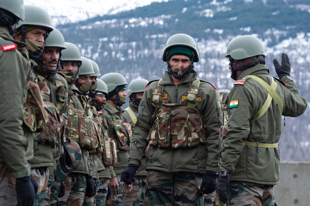 Indian and U.S. Army troops fire each other’s weapons during Yudh Abhyas 21