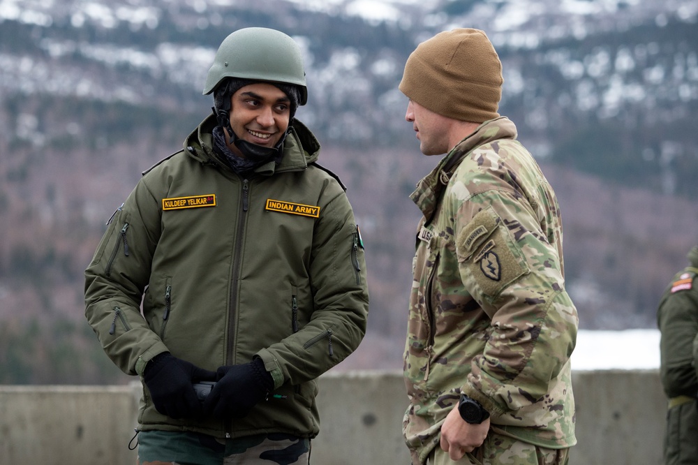 Indian and U.S. Army troops fire each other’s weapons during Yudh Abhyas 21