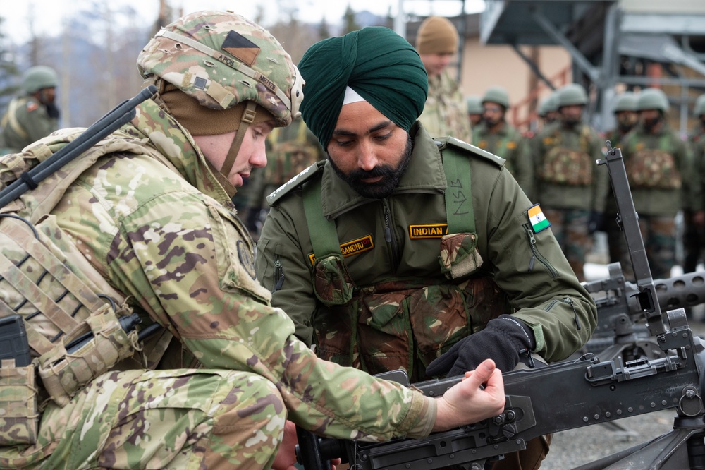 Indian and U.S. Army troops fire each other’s weapons during Yudh Abhyas 21