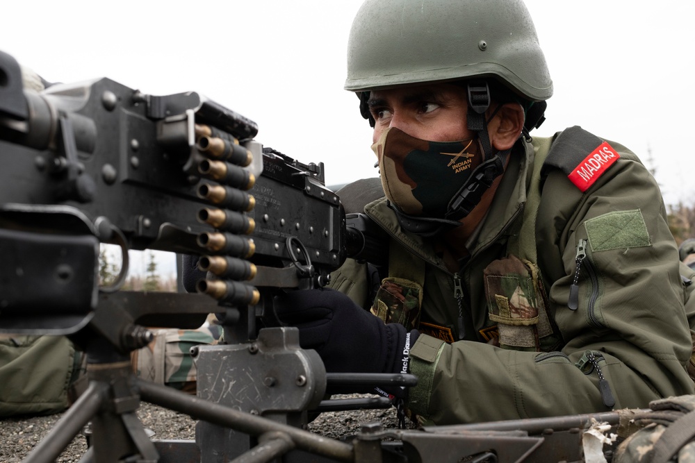 Indian and U.S. Army troops fire each other’s weapons during Yudh Abhyas 21