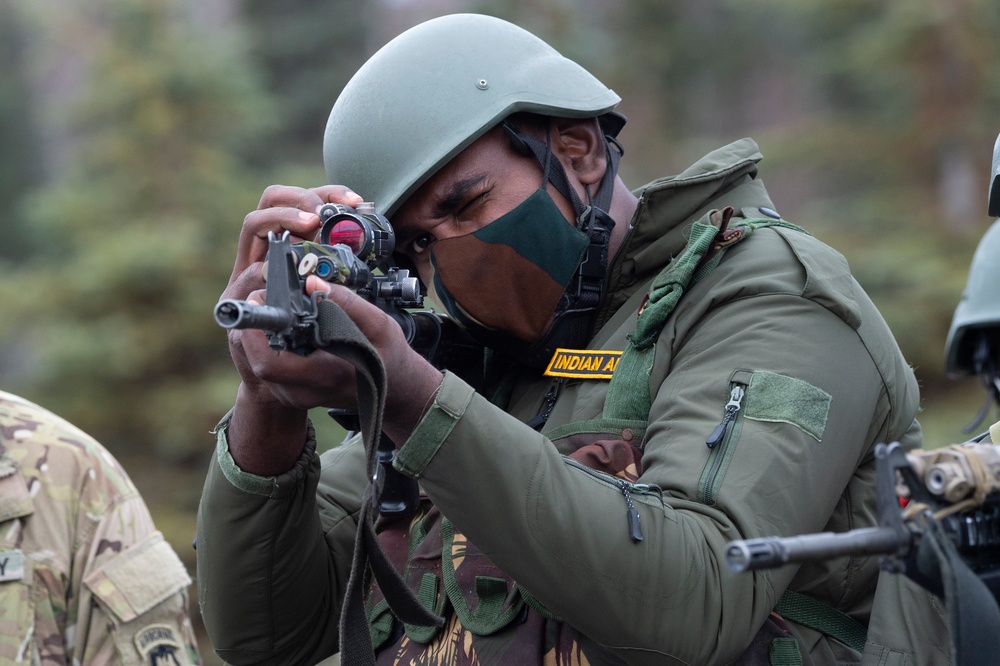 Indian and U.S. Army troops fire each other’s weapons during Yudh Abhyas 21