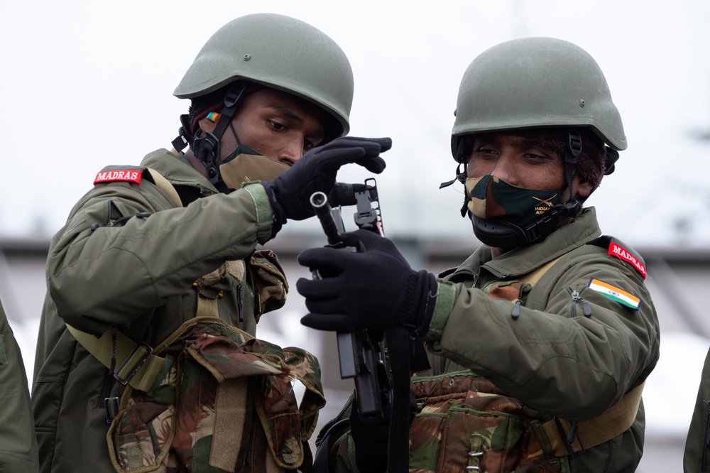 Indian and U.S. Army troops fire each other’s weapons during Yudh Abhyas 21