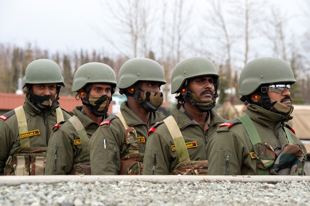 Indian and U.S. Army troops fire each other’s weapons during Yudh Abhyas 21