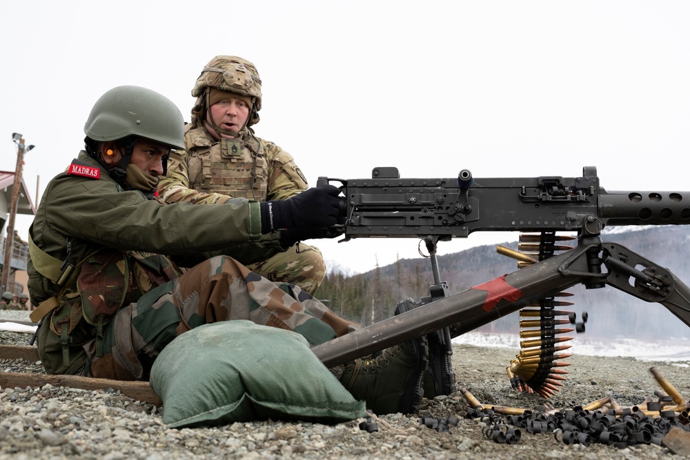 Indian and U.S. Army troops fire each other’s weapons during Yudh Abhyas 21