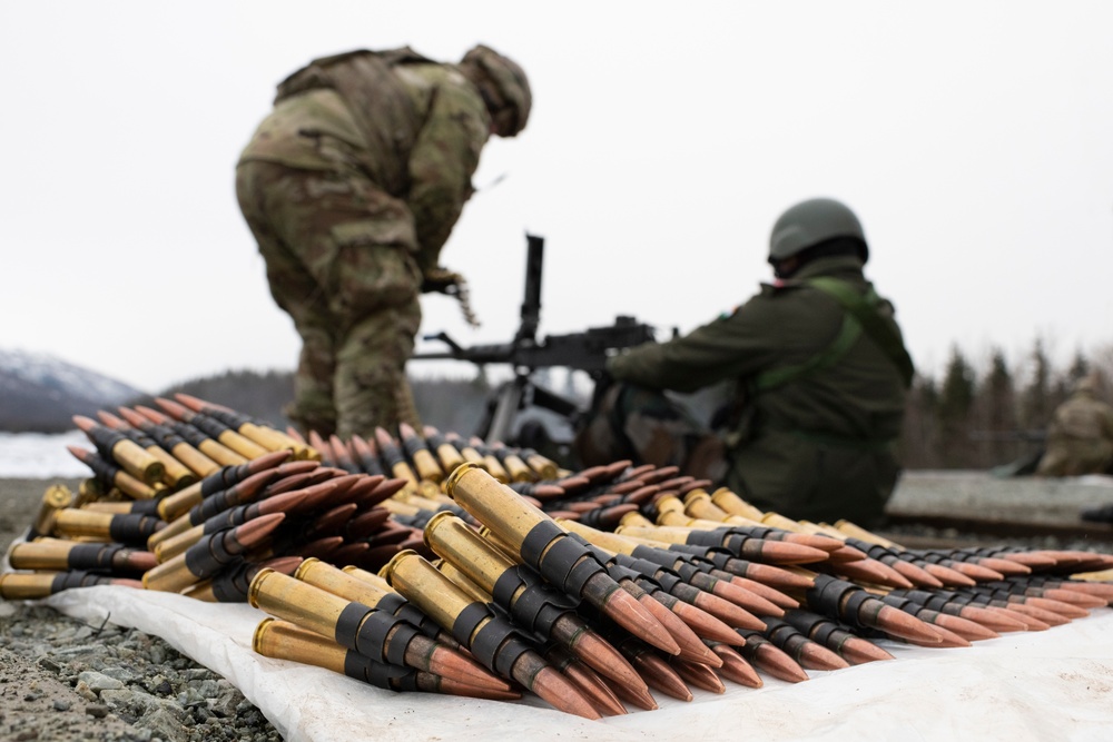 Indian and U.S. Army troops fire each other’s weapons during Yudh Abhyas 21