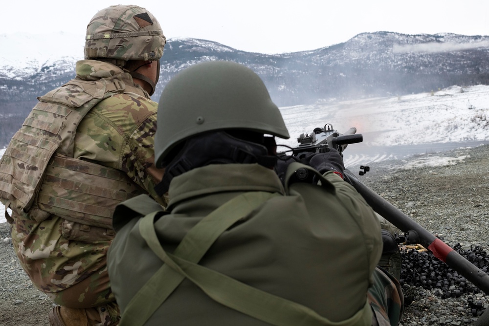 Indian and U.S. Army troops fire each other’s weapons during Yudh Abhyas 21