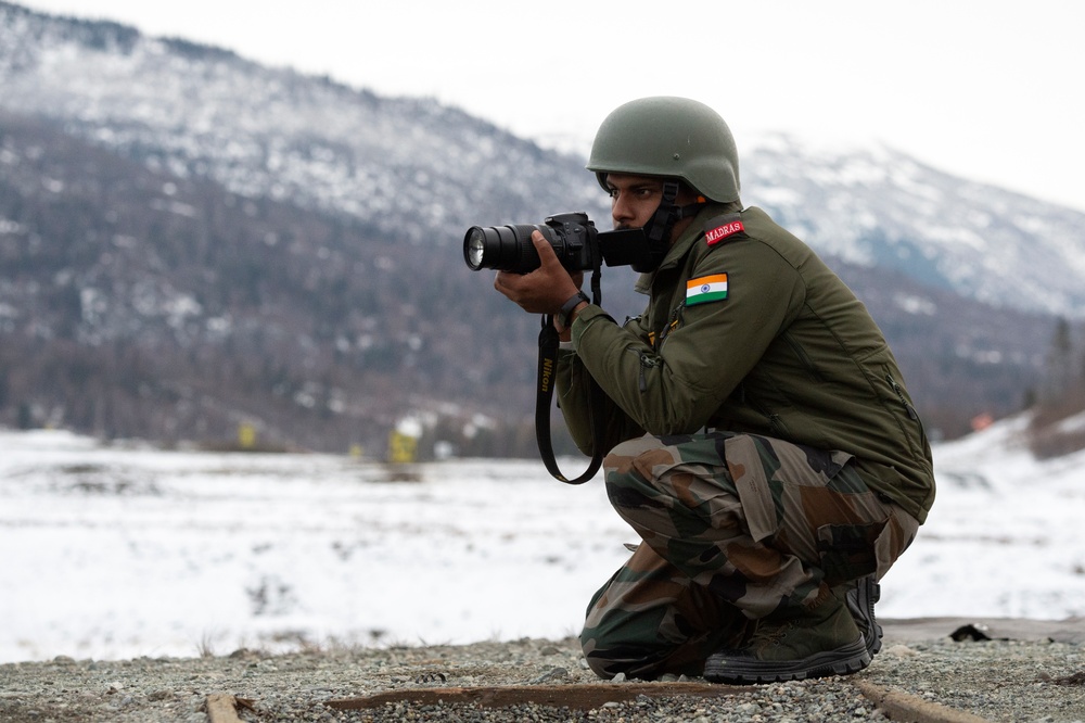 Indian and U.S. Army troops fire each other’s weapons during Yudh Abhyas 21