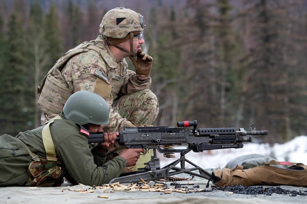 Indian and U.S. Army troops fire each other’s weapons during Yudh Abhyas 21