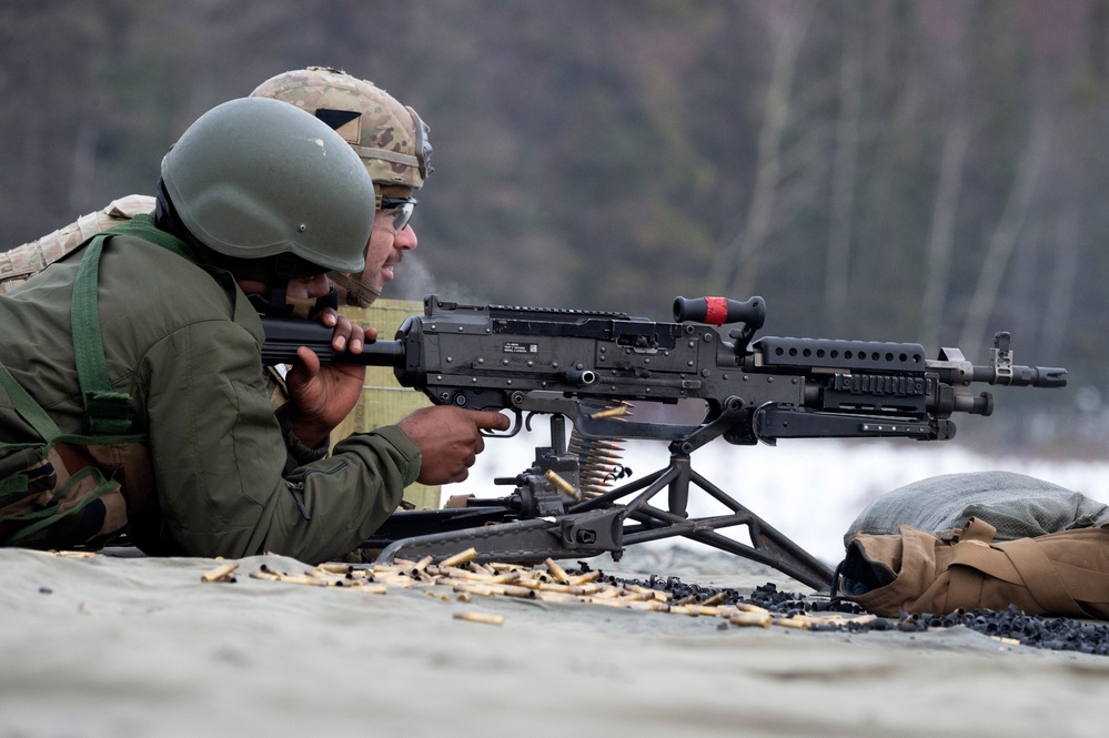 Indian and U.S. Army troops fire each other’s weapons during Yudh Abhyas 21