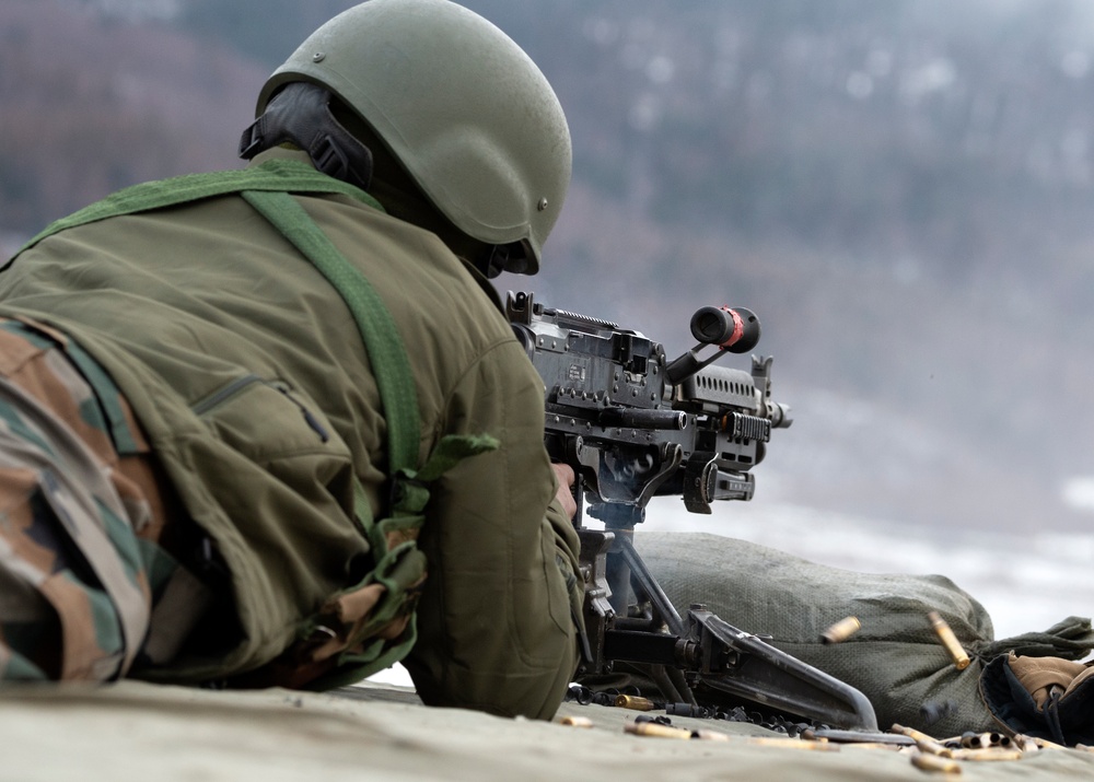 Indian and U.S. Army troops fire each other’s weapons during Yudh Abhyas 21