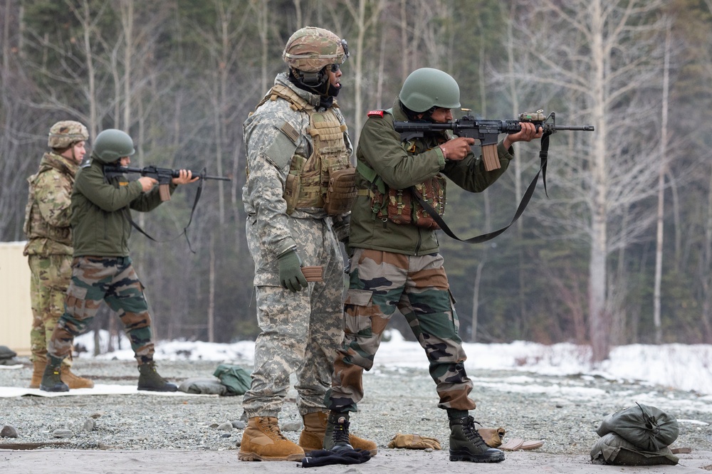 Indian and U.S. Army troops fire each other’s weapons during Yudh Abhyas 21