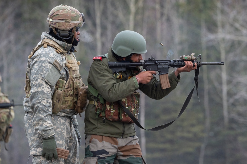 Indian and U.S. Army troops fire each other’s weapons during Yudh Abhyas 21