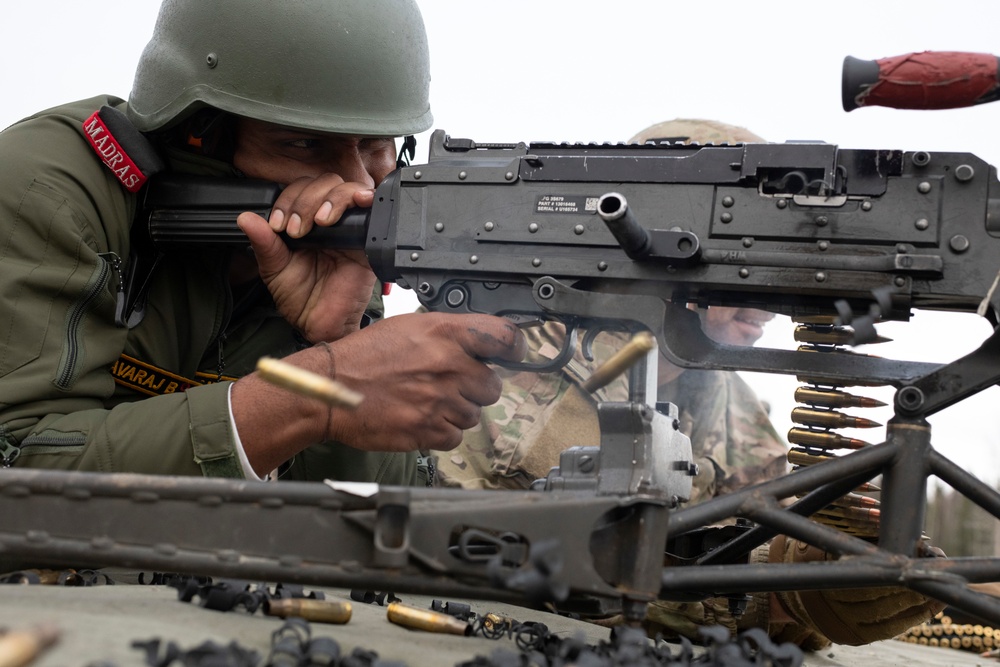 Indian and U.S. Army troops fire each other’s weapons during Yudh Abhyas 21