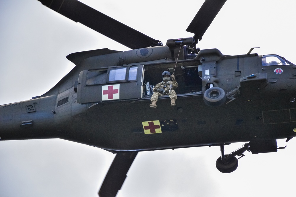 126th and 189th Aviation Regiments conduct hoist operations