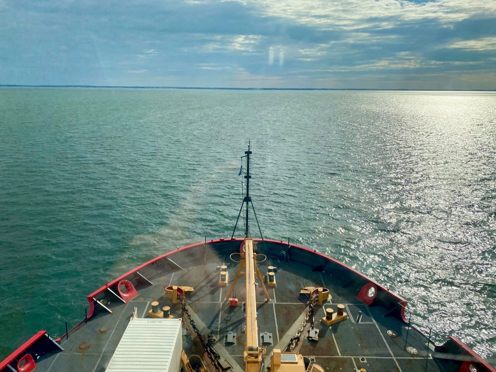 U.S. Coast Guard, U.S. Navy admirals visit USCGC Healy (WAGB 20)