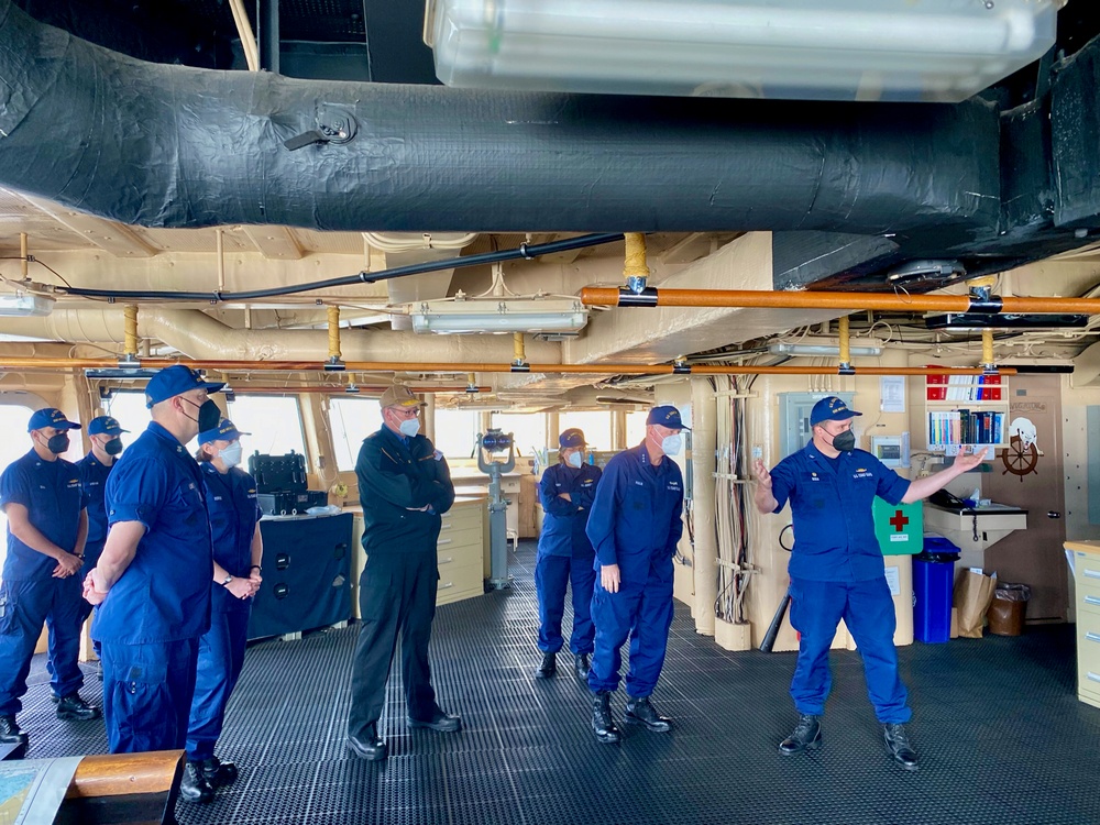 U.S. Coast Guard, U.S. Navy admirals visit USCGC Healy (WAGB 20)