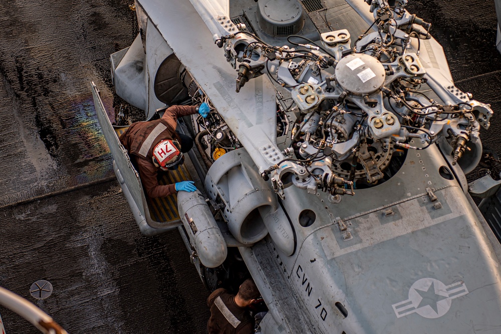 USS Carl Vinson (CVN 70) Sailors Perform Maintenance