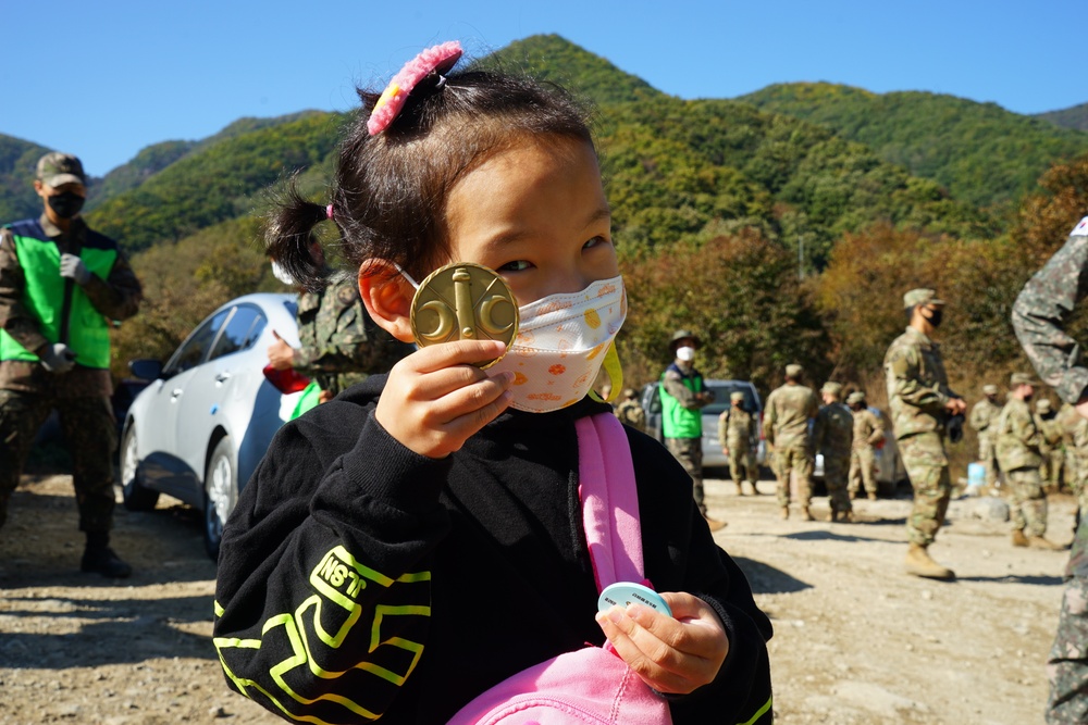 210th Field Artillery Brigade and ROK Army 5th Artillery Brigade Team up for Joint Community Clean-up