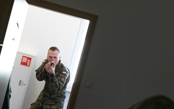 US Army National Guard citizen soldiers teach Polish soldiers active threat response