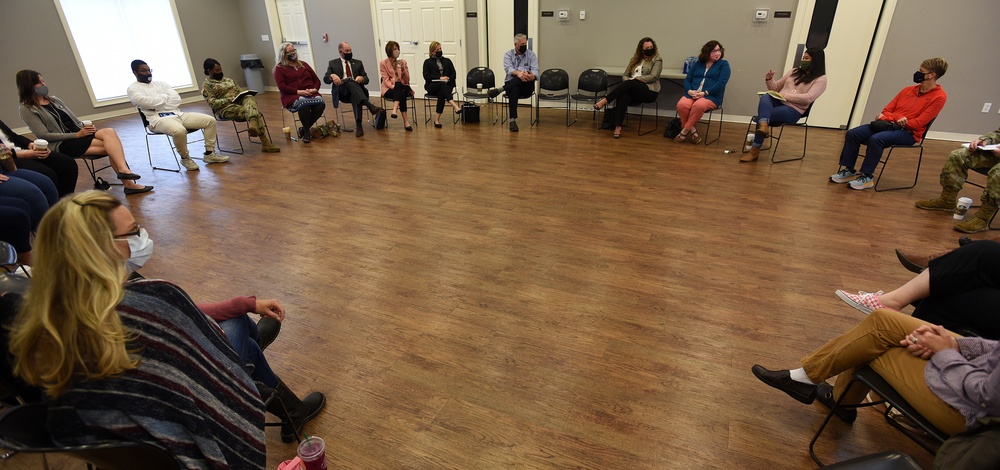 Vice Chief of Staff wife, Soldier and Family Readiness director engage with Fort Knox spouses