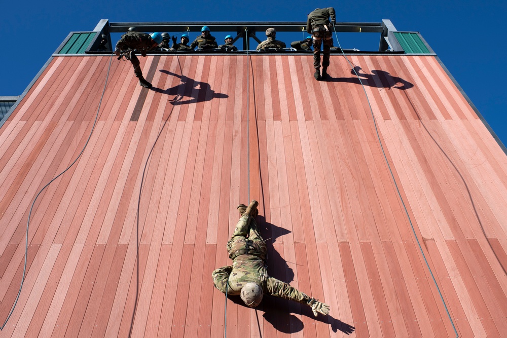 Indian and U.S. Army troops share rappel techniques during Yudh Abhyas 21