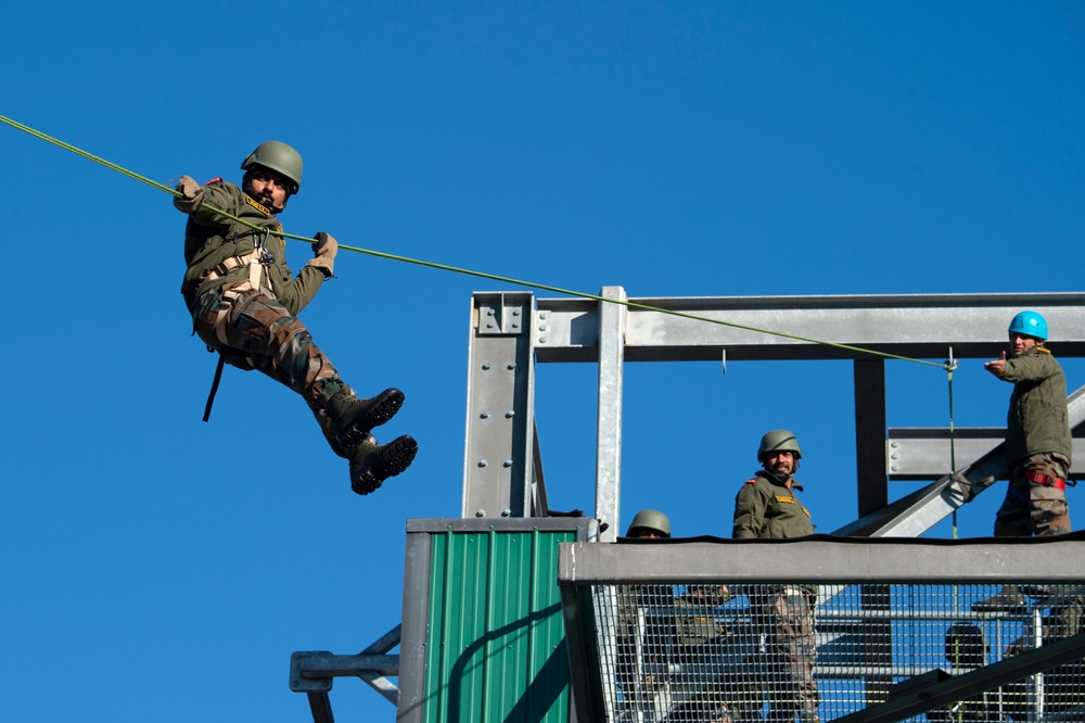 Indian and U.S. Army troops share rappel techniques during Yudh Abhyas 21