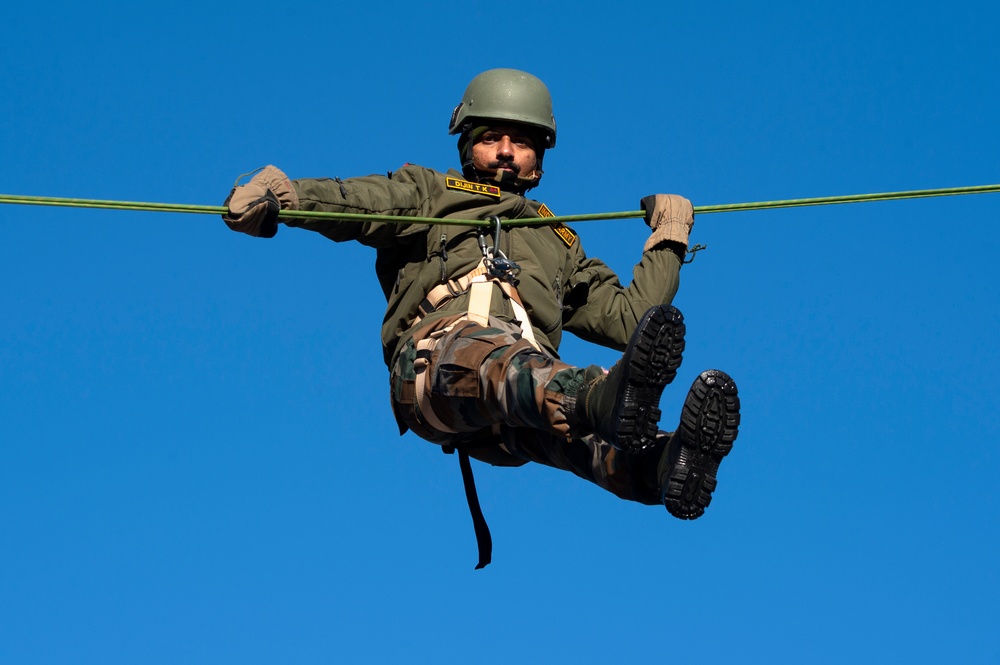 Indian and U.S. Army troops share rappel techniques during Yudh Abhyas 21