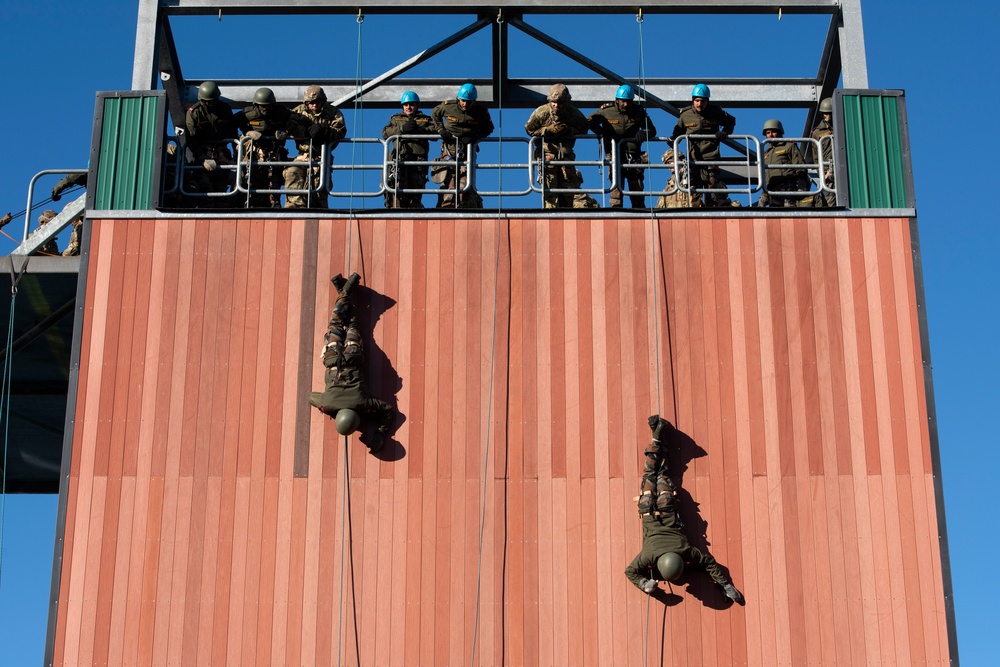 Indian and U.S. Army troops share rappel techniques during Yudh Abhyas 21