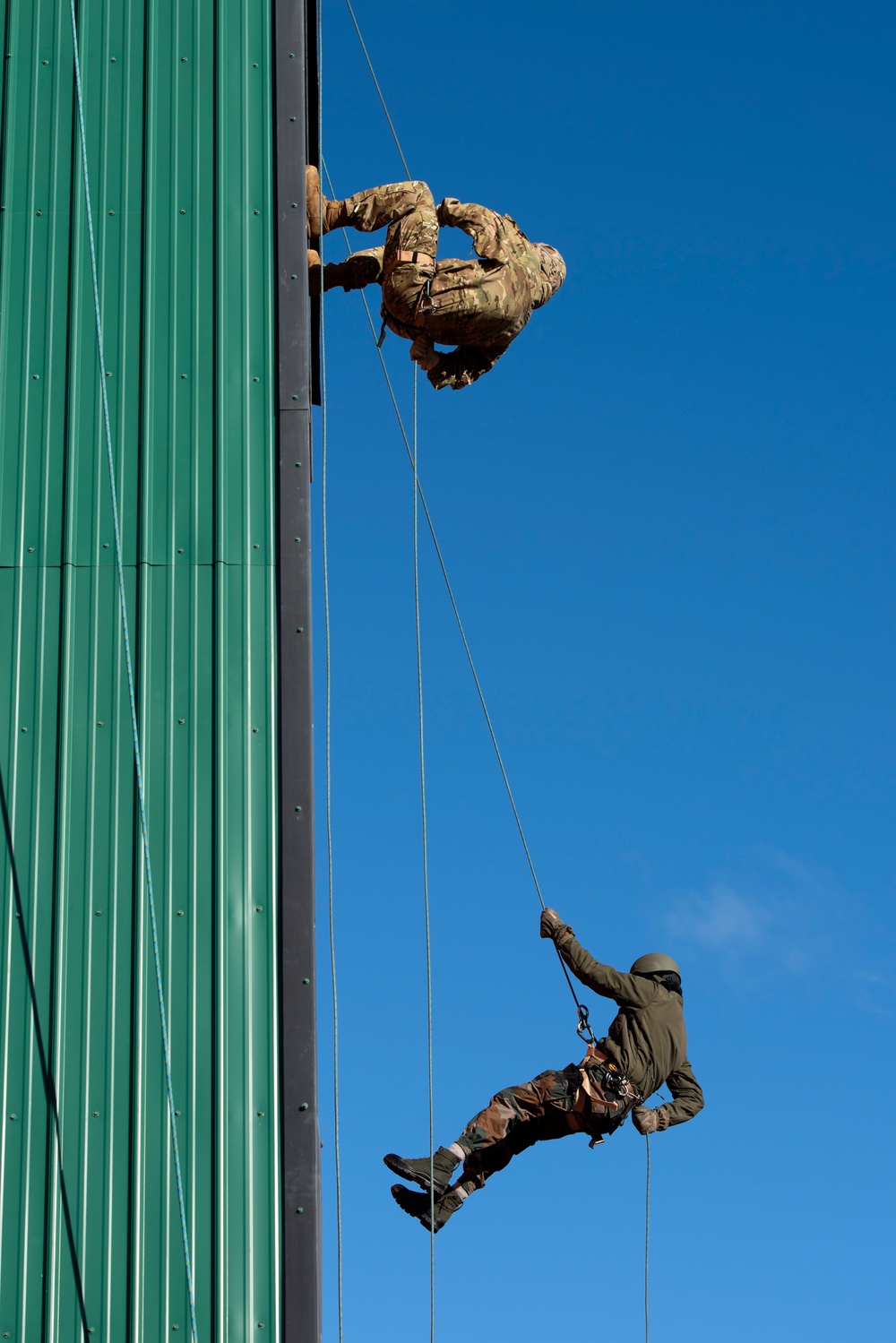 Indian and U.S. Army troops share rappel techniques during Yudh Abhyas 21