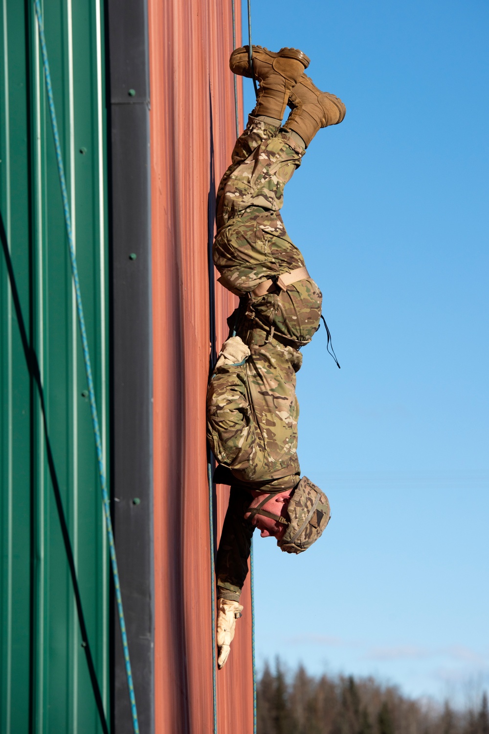 Indian and U.S. Army troops share rappel techniques during Yudh Abhyas 21