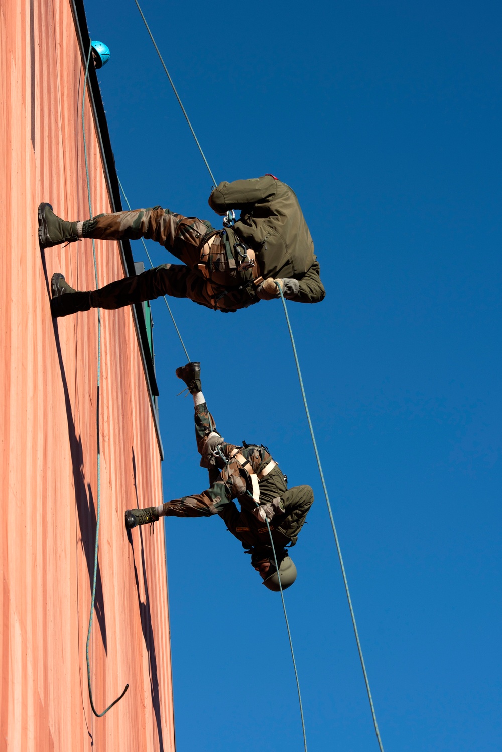 Indian and U.S. Army troops share rappel techniques during Yudh Abhyas 21