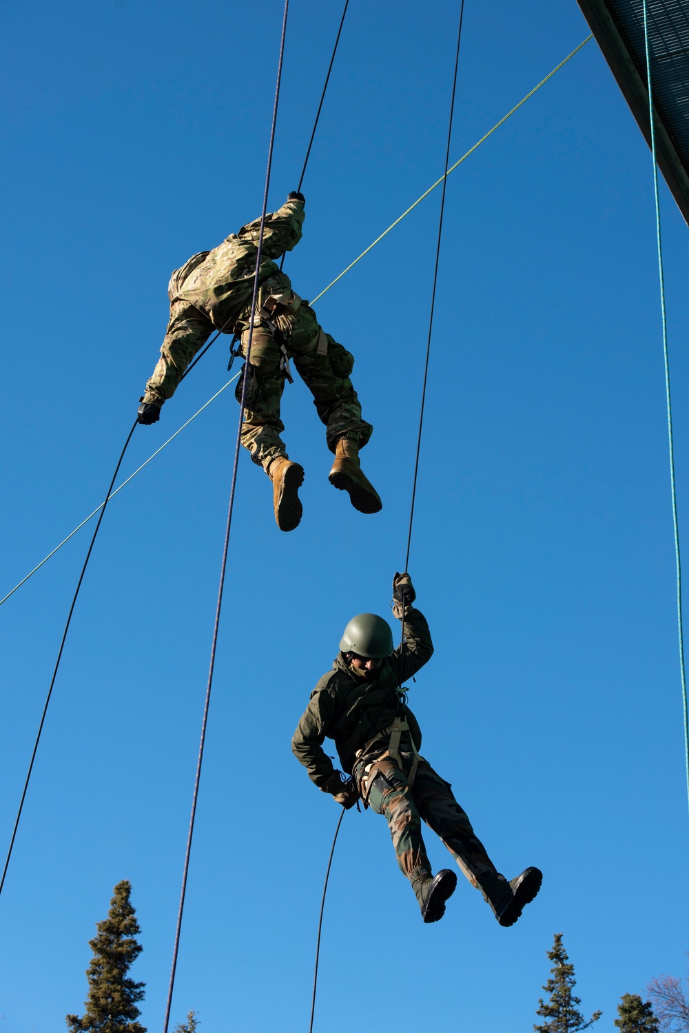 Indian and U.S. Army troops share rappel techniques during Yudh Abhyas 21