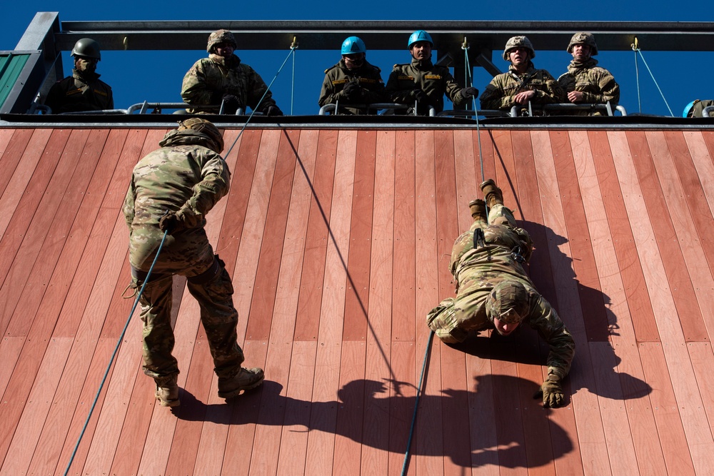 Indian and U.S. Army troops share rappel techniques during Yudh Abhyas 21