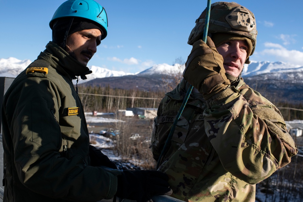 Indian and U.S. Army troops share rappel techniques during Yudh Abhyas 21