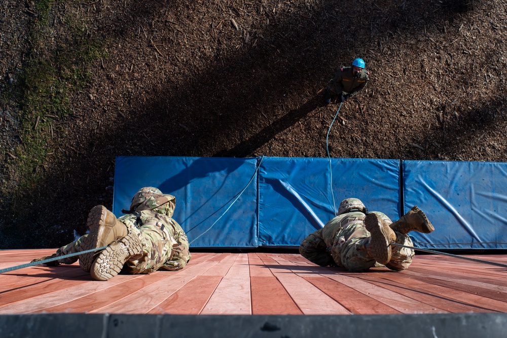 Indian and U.S. Army troops share rappel techniques during Yudh Abhyas 21