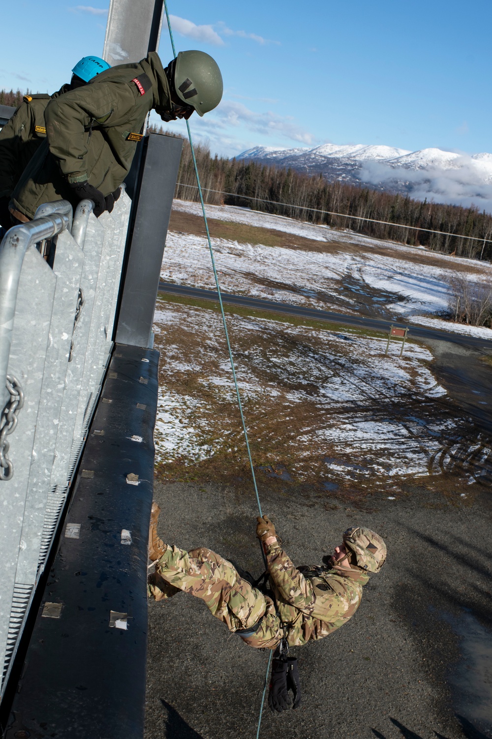 Indian and U.S. Army troops share rappel techniques during Yudh Abhyas 21